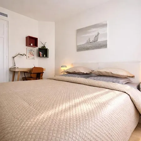 Bright & Charming Flat - 50qm Ferrer דירה *