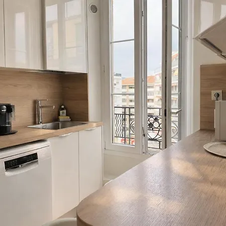 Bright & Charming Flat - 50qm Ferrer דירה *